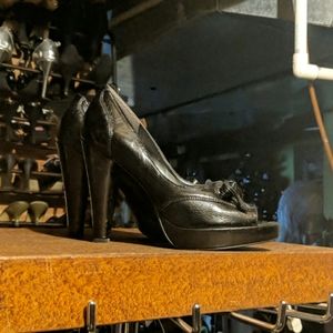 Nine west Patten leather peep toe bow in front